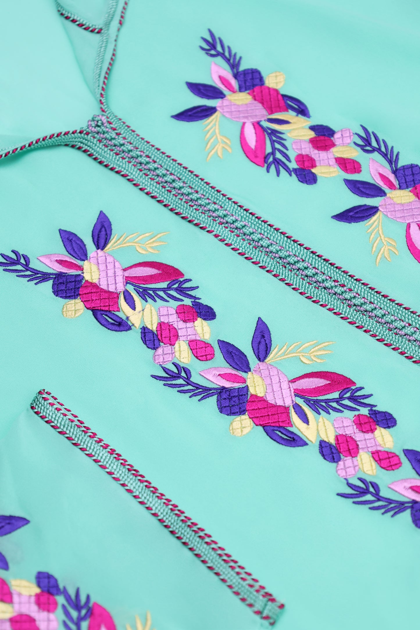 Tissu Crêpe de soie en bleu Tiffany Avec une broderie moderne en quatre couleurs, Trassen et Tkhrass en Sam Hor de même couleur que le tissu et la broderie