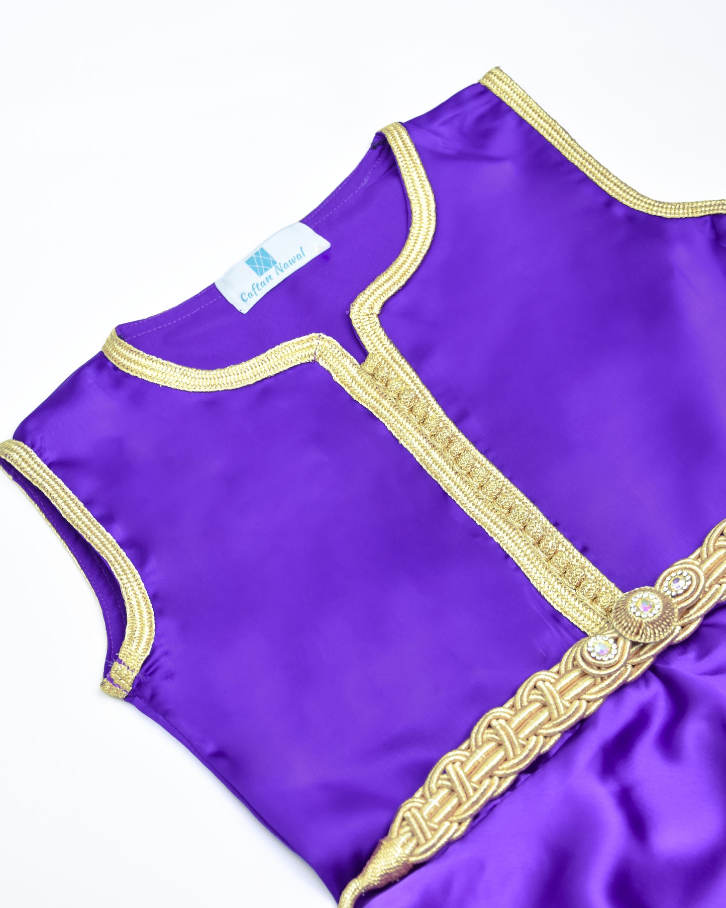 Joli caftan robe en violet pour fille avec du tissu satin de chaise en soie en haut et en bas pour la jupe avec Aâkad et Sfifa en Sam Hor dorée et avec des mejdoule beldi - Caftan Nawal