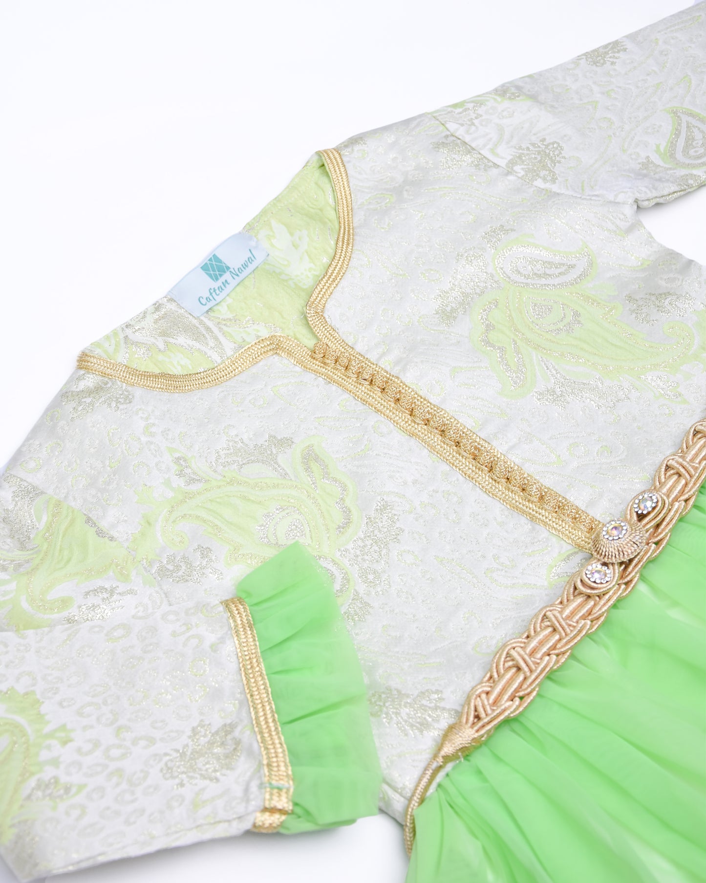 Joli caftan robe en vert lime pour fille avec du tissu brocart en haut et du tissu voile de coton doublé en bas - le tissu est en satin de soie en pour la jupe en bas avec Aâkad et Sfifa en Sam Hor doré et avec des mejdoule beldi - Caftan Nawal