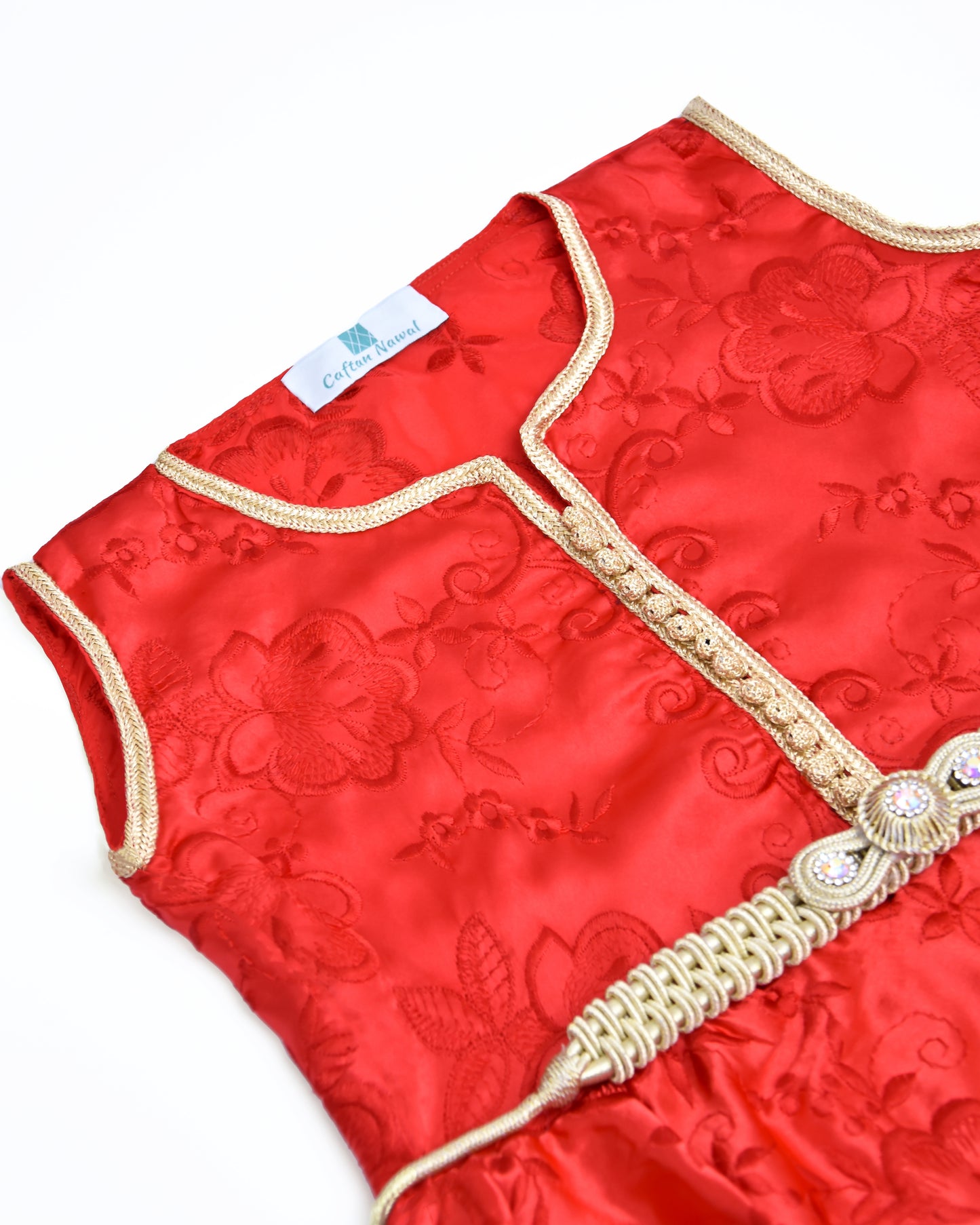 Joli caftan robe pour fille en rouge fleuri avec tissu en satin de soie brodé avec Aâkad et Sfifa en Sam Hor doré et avec des mejdoule beldi
