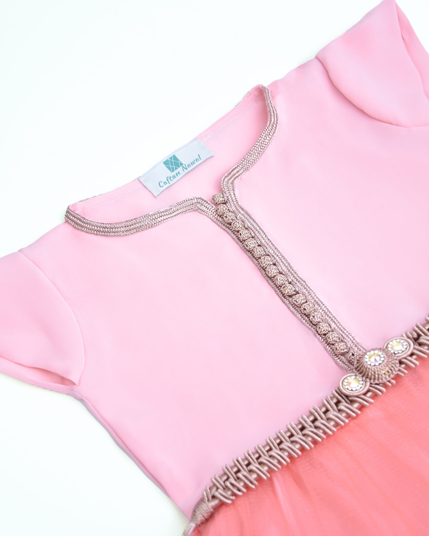 Joli caftan robe en saumon pour fille avec du tissu crêpe georgette en soie en haut et du tissu voile de coton doublé en bas avec Aâkad et Sfifa en Sam Hor bronzée et avec des mejdoule beldi - Caftan Nawal