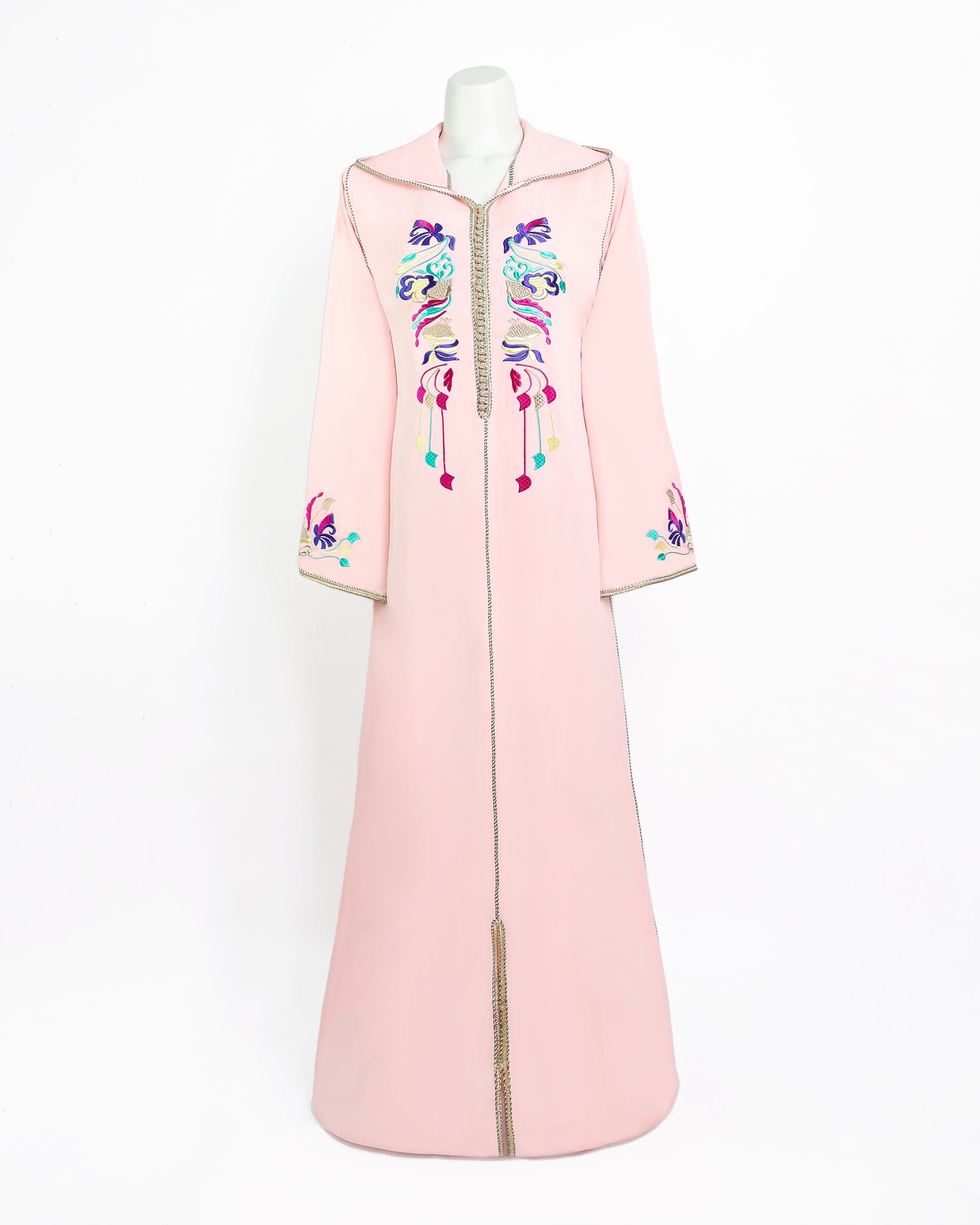Jellaba pour femme avec tissu crêpe Rosa en rose pastel avec une broderie moderne en cinq couleurs, avec Trassen, Aâkad et dfira en Sam Hor bronzée - Caftan Nawal