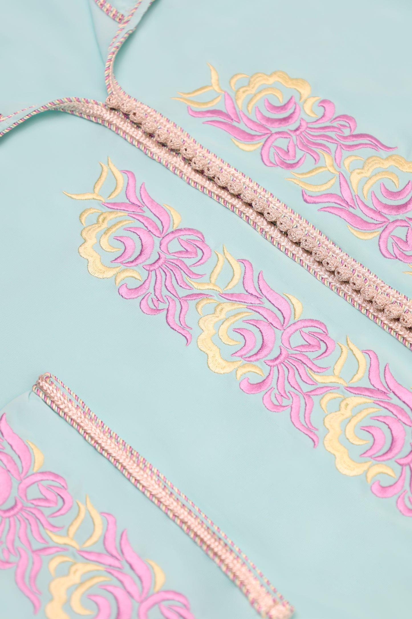 Jelleba pour femme en Tissu Crepe Rosa en Cyan clair - avec une broderie moderne en deux couleurs et Aâkad et Dfira en Sam Hor argenté - Caftan Nawal