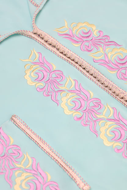 Jelleba pour femme en Tissu Crepe Rosa en Cyan clair - avec une broderie moderne en deux couleurs et Aâkad et Dfira en Sam Hor argenté - Caftan Nawal
