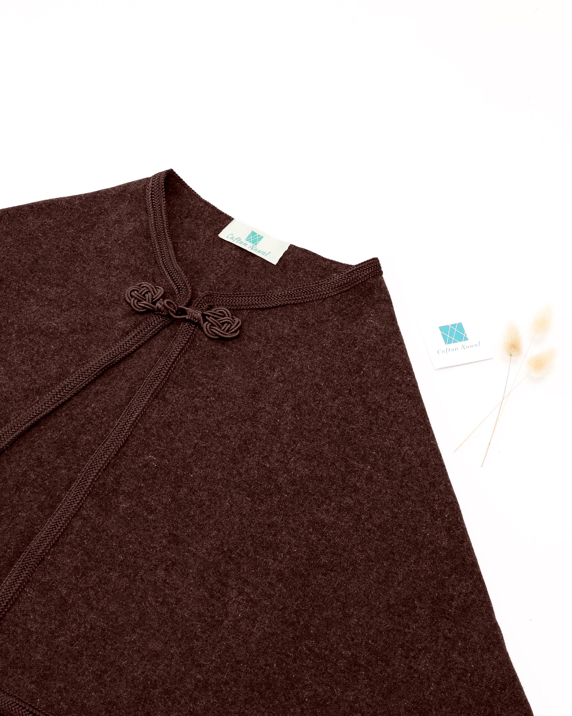 Magnifique Cape traditionnel en cashemire marron meuse uni pour fille, de longueur courte et sans manches avec Sfifa en soie et Kfal de même couleur -  Caftan Nawal