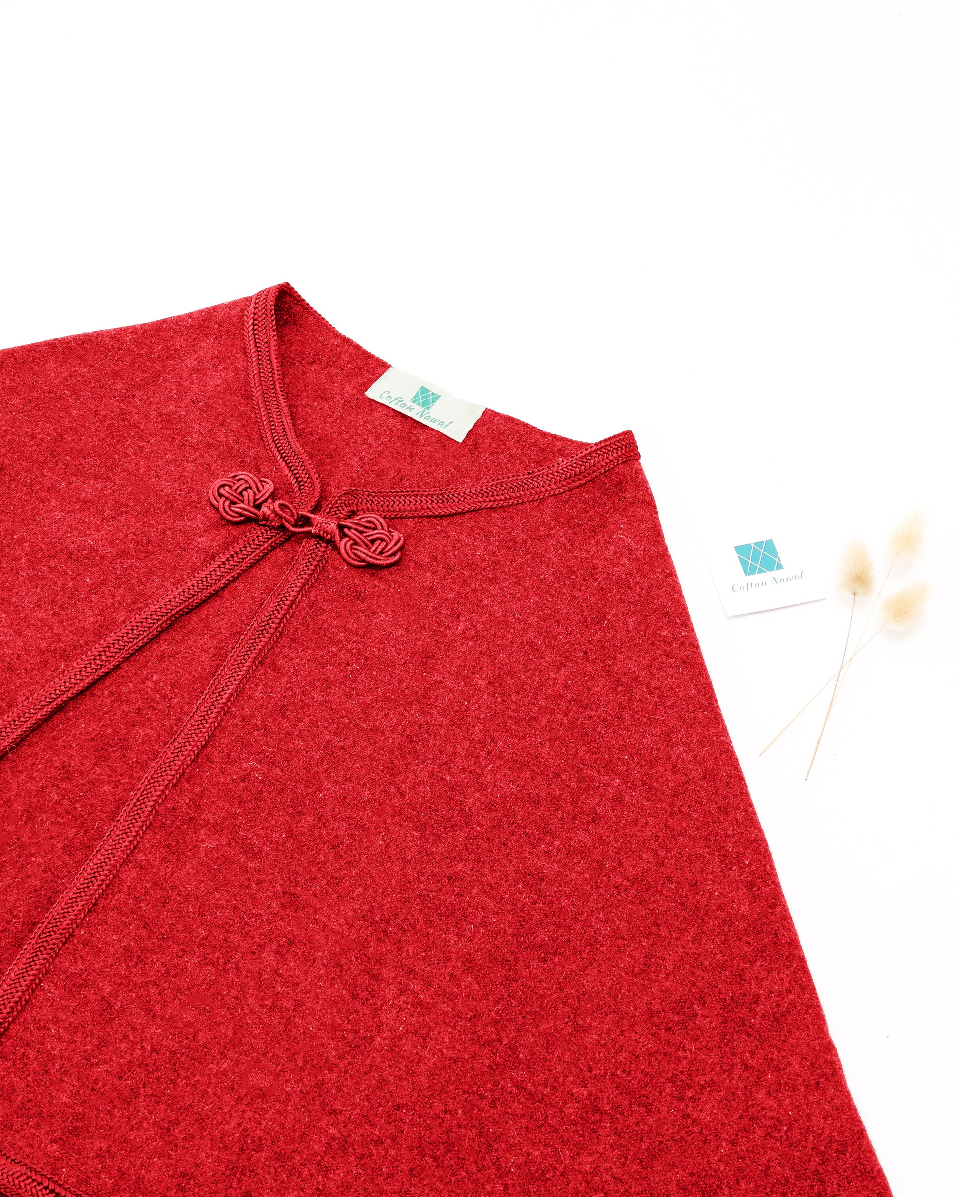 Magnifique Cape traditionnel en cashemire rouge uni pour fille, de longueur courte et sans manches avec Sfifa en soie et Kfal de même couleur - Caftan Nawal