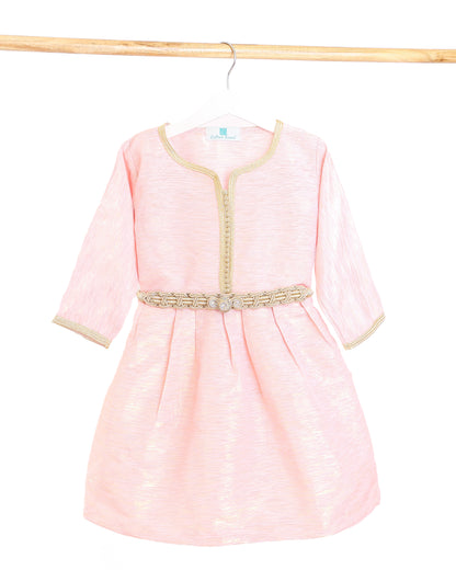 Joli caftan robe en rose pour fille avec du tissu shantung de soie en haut et en bas  avec Aâkad et Sfifa en Sam Hor dorée et avec des mejdoule beldi - Caftan Nawal