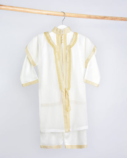 Jabador pour garçon en trois pièces, le haut et le pantalon avec un tissu en Mlifa blanc - et Selham en tissu mousseline blanc - Le tout avec Aâkad beldi et Sfifa en soie avec deux couleurs blanc et dorée - Caftan Nawal