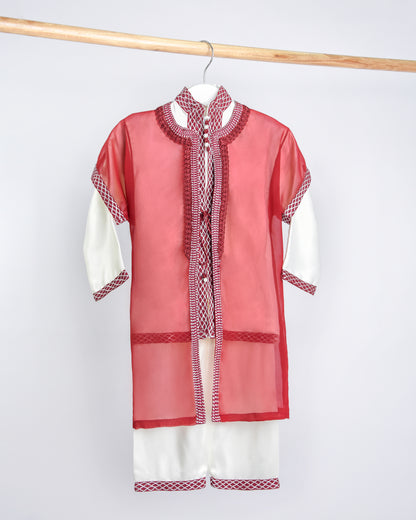 Jabador pour garçon en trois pièces, le haut et le pantalon avec un tissu en Mlifa blanc - et Selham en tissu mousseline bordeaux - Le tout avec Aâkad beldi et Sfifa en soie avec les deux couleurs - Caftan Nawal